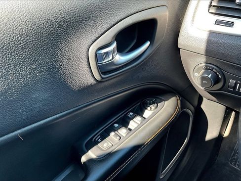 Used 2019 Jeep Compass Latitude w/ Cold Weather Group AWD/4WD image 22