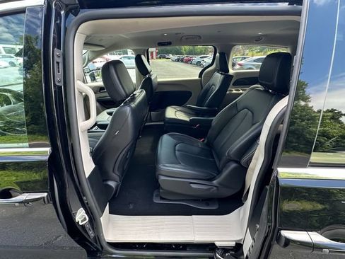 Used 2024 Chrysler Pacifica Limited FWD image 19