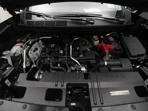 Certified 2025 Nissan Kicks SR image 3