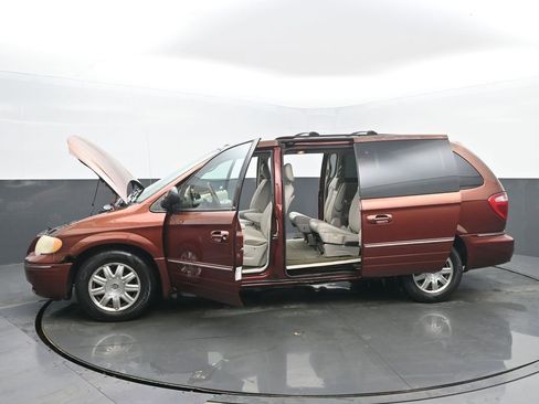 Used 2007 Chrysler Town & Country Touring w/ Luxury Group image 52