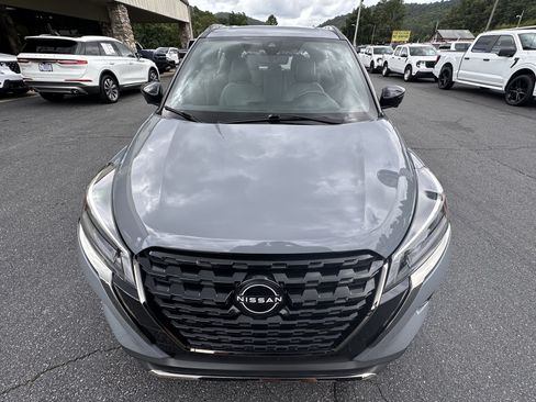 Used 2022 Nissan Kicks SR w/ Premium Package FWD image 3