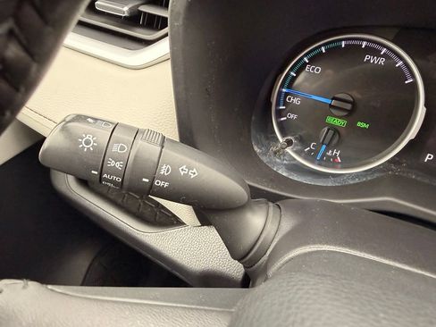 Used 2022 Toyota RAV4 XLE Premium AWD/4WD image 18