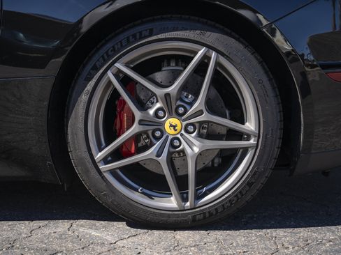 Used 2015 Ferrari California T image 23