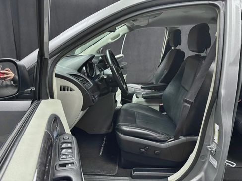 Used 2016 Chrysler Town & Country Touring w/ Driver Convenience Group image 24