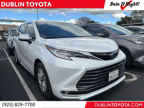 Certified 2023 Toyota Sienna Limited image 1