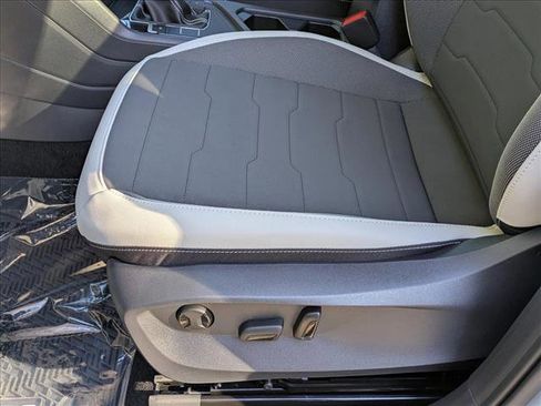 New 2026 Volkswagen Taos SE image 4