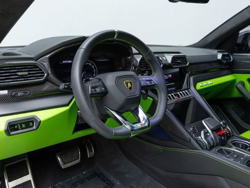Used 2022 Lamborghini Urus AWD/4WD image 2