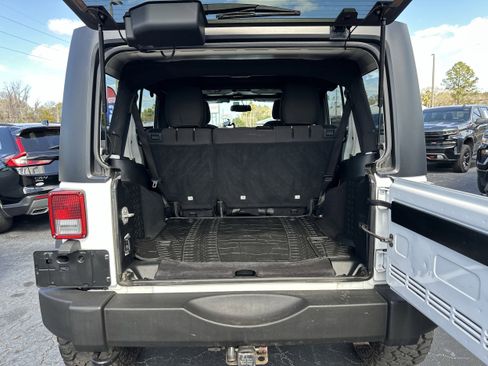 Used 2018 Jeep Wrangler Unlimited Rubicon w/ Connectivity Group image 10