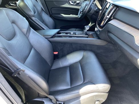 Used 2021 Volvo XC60 T5 Momentum FWD image 11