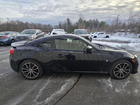 Used 2017 Toyota 86 image 2