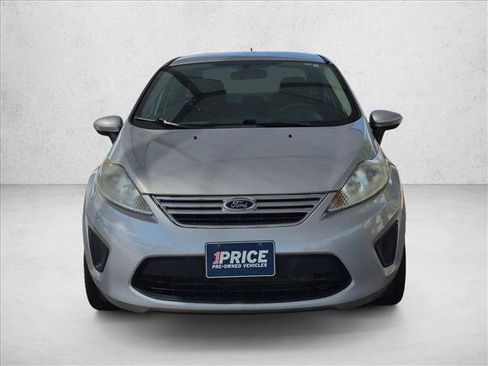 Used 2013 Ford Fiesta SE FWD image 2
