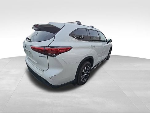 Used 2021 Toyota Highlander XLE image 6