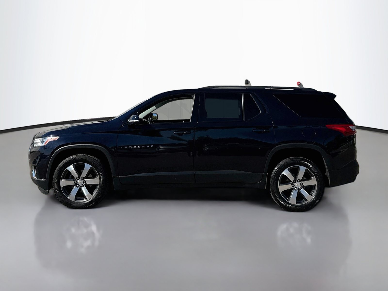Used 2020 Chevrolet Traverse LT w/ LT Premium Package FWD image 4