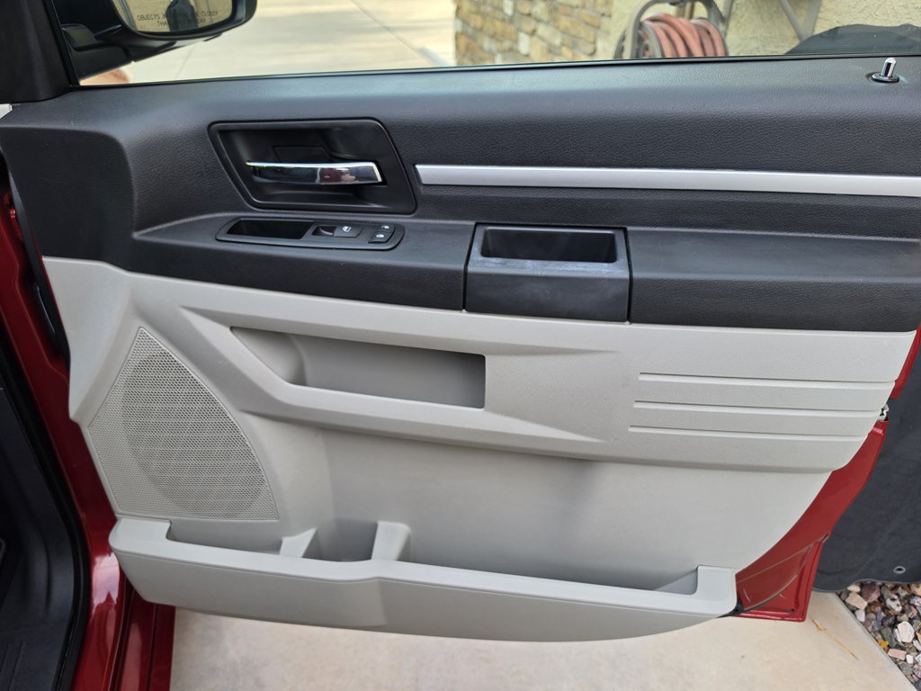 Used 2009 Dodge Grand Caravan SXT w/ Entertainment Group 2 FWD image 28