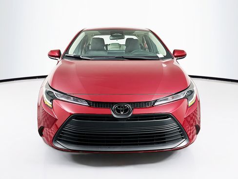 Used 2025 Toyota Corolla LE image 2