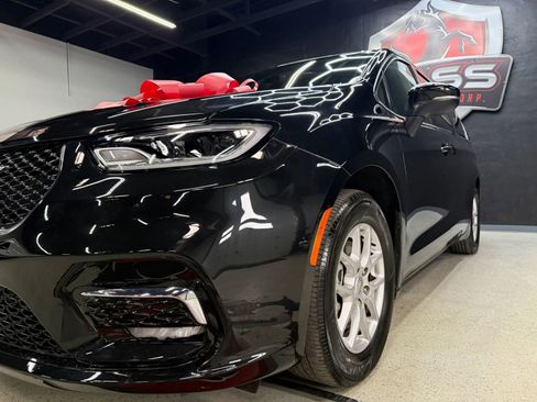 Used 2023 Chrysler Pacifica Touring-L image 4