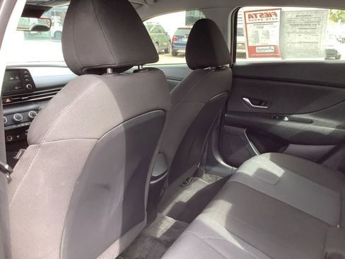 Used 2022 Hyundai Elantra SE image 19