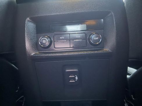 Used 2023 Chevrolet Traverse LT image 28