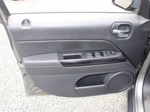 Used 2013 Jeep Patriot Latitude w/ Sun/Sound Group AWD/4WD image 18