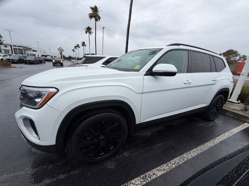 Used 2024 Volkswagen Atlas SE FWD image 2