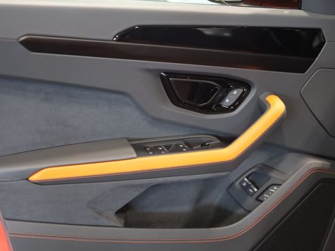 Used 2025 Lamborghini Urus SE AWD/4WD image 10