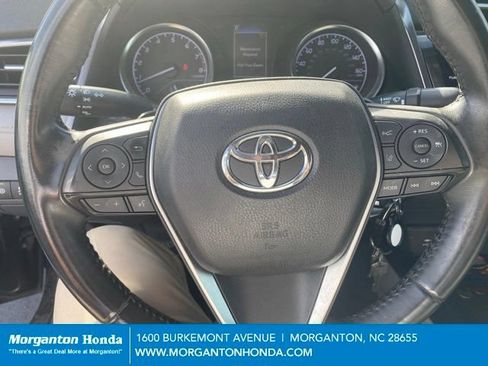 Used 2018 Toyota Camry SE w/ Moonroof Package FWD image 10