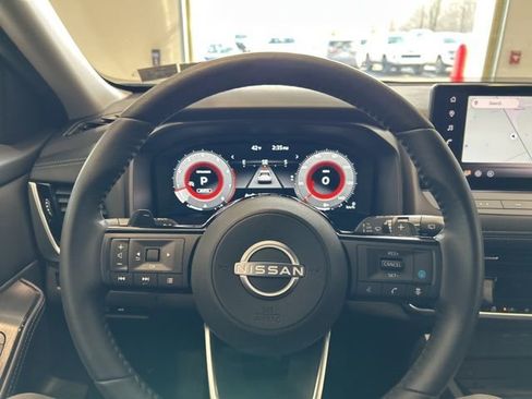 Used 2024 Nissan Rogue SL AWD/4WD image 10