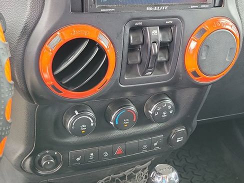 Used 2011 Jeep Wrangler Unlimited Sahara w/ Connectivity Group AWD/4WD image 12