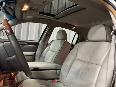 Used 2006 Lincoln Town Car Designer Series RWD image 24