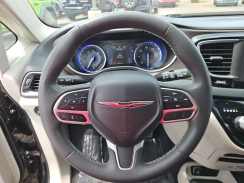 Used 2023 Chrysler Voyager LX FWD image 14