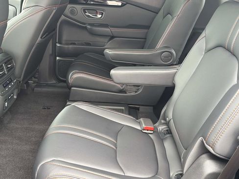 Used 2025 Honda Pilot TrailSport image 12