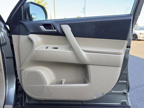 Used 2012 Toyota Highlander 4WD w/ Tech Pkg image 25