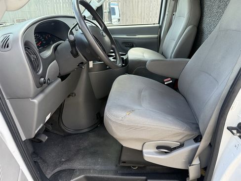 Used 2006 Ford E-350 and Econoline 350 Super Duty RWD image 18