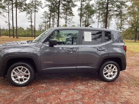 Used 2023 Jeep Renegade Latitude image 2