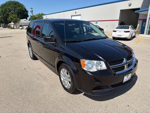 Used 2019 Dodge Grand Caravan SE FWD image 2
