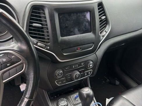 Used 2019 Jeep Cherokee Latitude Plus AWD/4WD image 11