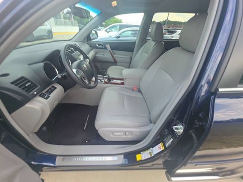 Used 2012 Toyota Highlander Limited w/ Tow Pkg AWD/4WD image 9