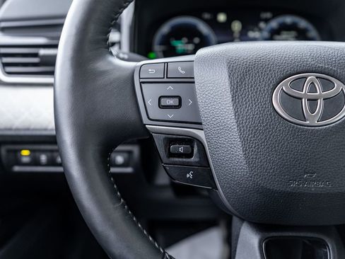 Used 2025 Toyota Camry XLE w/ Premium Plus Package image 21