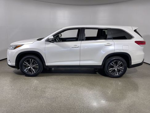 Used 2019 Toyota Highlander LE FWD image 6