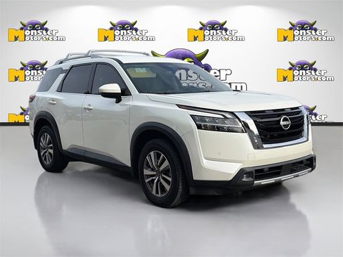 Used 2022 Nissan Pathfinder SL image 3