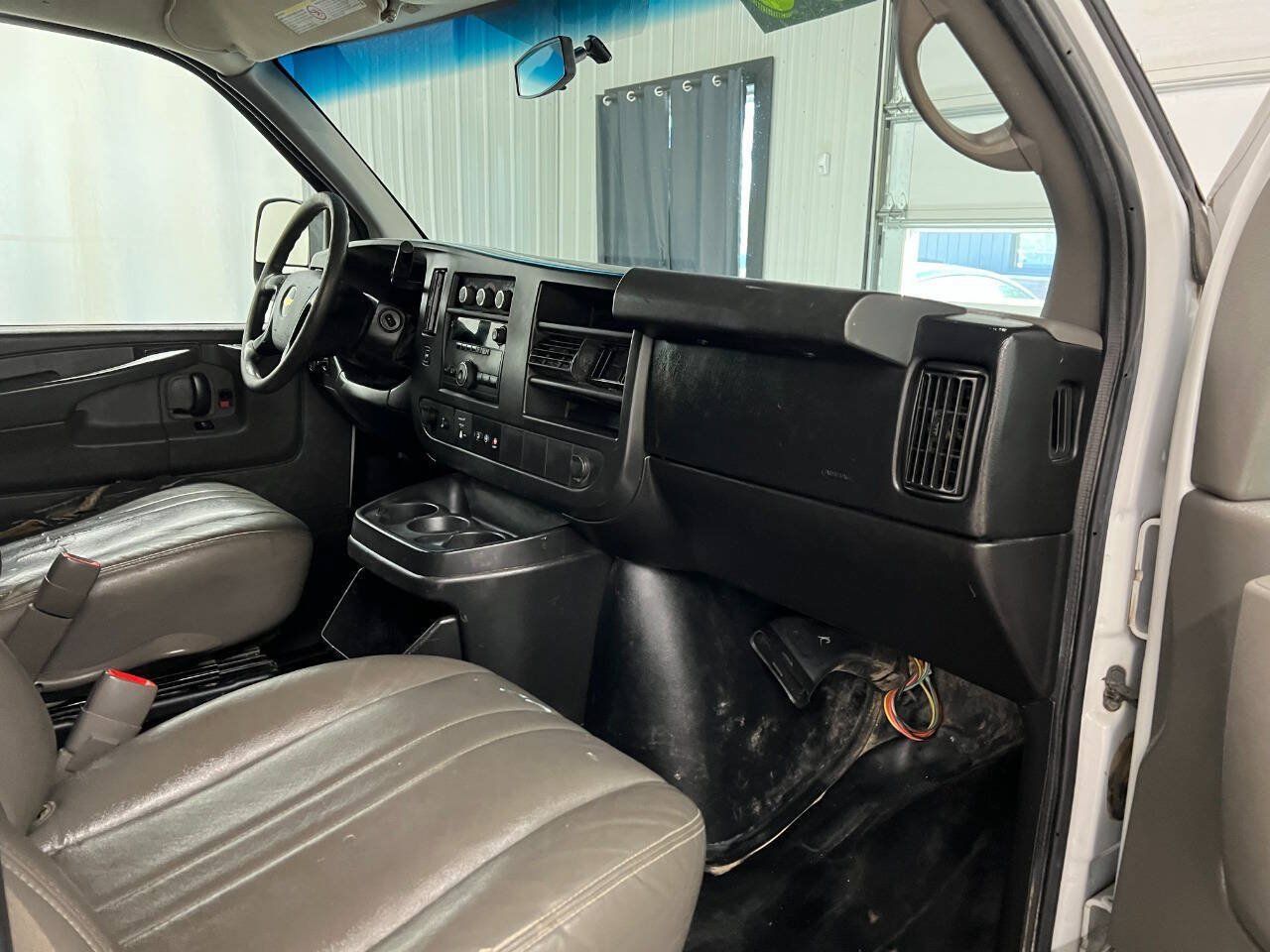 Used 2014 Chevrolet Express 2500 Extended RWD image 11