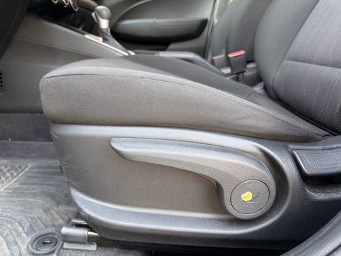 Used 2022 Hyundai Venue SE image 16