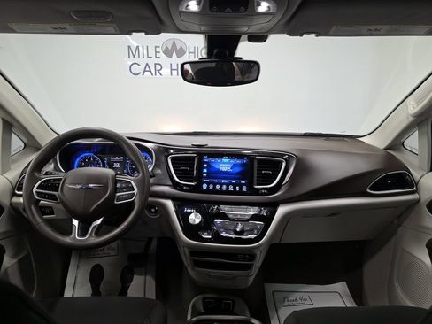 Used 2017 Chrysler Pacifica Touring Plus w/ Tire & Wheel Group FWD image 16