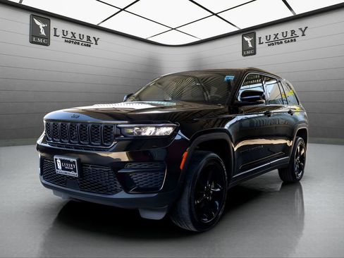 Used 2023 Jeep Grand Cherokee Altitude AWD/4WD image 4