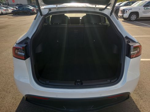 Used 2022 Tesla Model Y Long Range AWD/4WD image 31