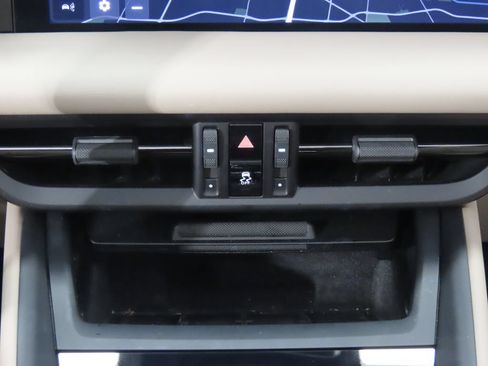 Certified 2025 Porsche Macan 4S Electric AWD/4WD image 30