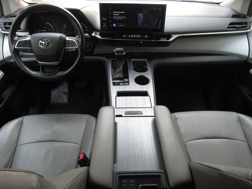 Certified 2025 Toyota Sienna XLE FWD image 35
