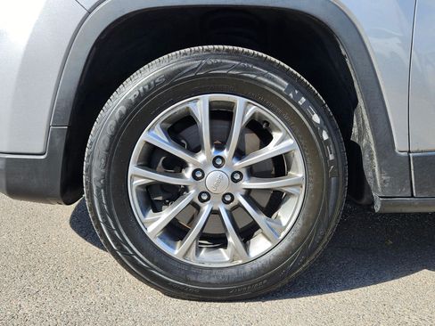Used 2019 Jeep Cherokee Latitude Plus AWD/4WD image 11