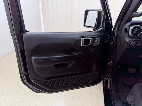 Used 2019 Jeep Wrangler Unlimited Sport S AWD/4WD image 16