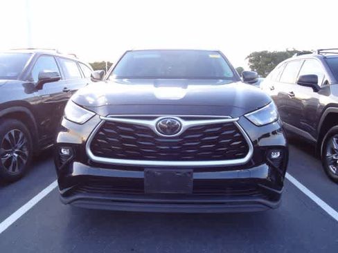 Used 2021 Toyota Highlander XLE AWD/4WD image 2